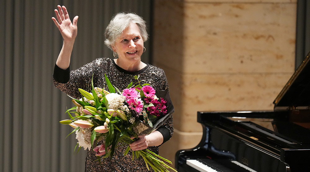 Janina Fialkowska winkt beim Geburtstagskonzert